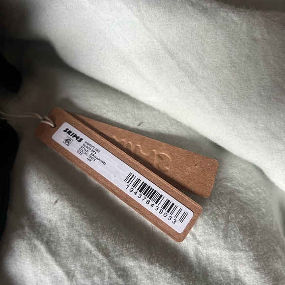 SKIMS WEIGHTLESS SCOOP BRA Black 44B NWT - Picture 4 of 7